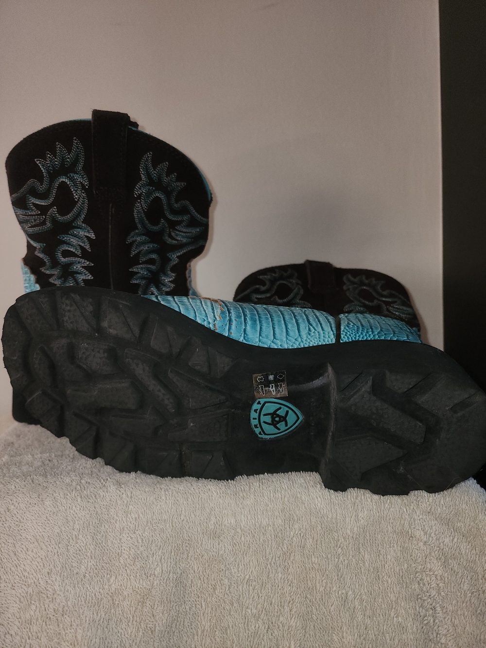 Ariat Turquoise & Black Women's Heeled Western Boots - Picture 2 of 2